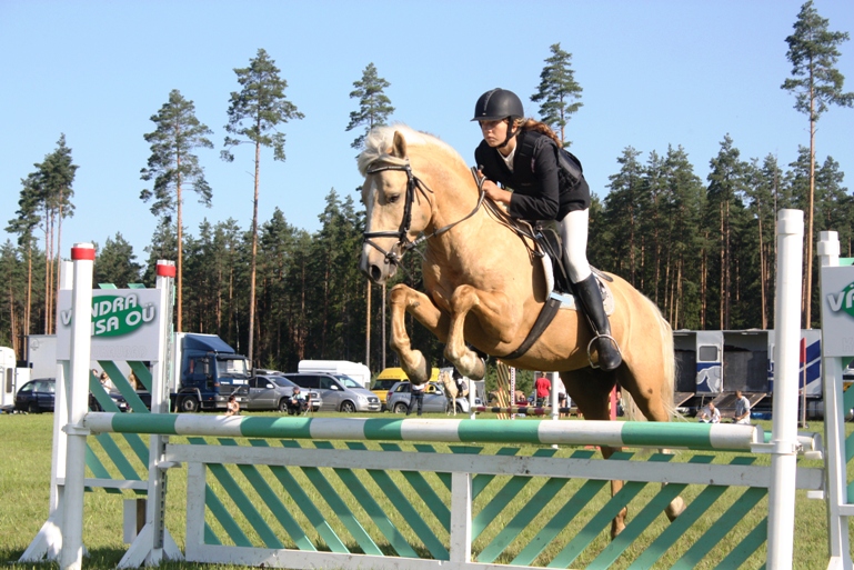 Kati Raidma eesti tõugu täkul Ralf, 27.08.2011 Kurgjal